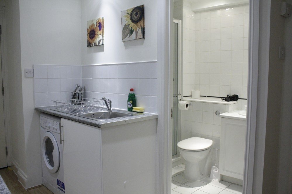 Corporate-accommodation-Liverpool-Street-London---kitchen-and-bathroom