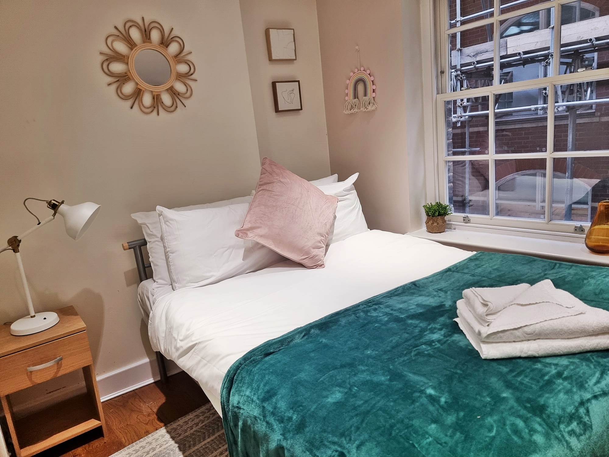 Liverpool-Street-Serviced-Accommodation-London-City-close-to-tourist-sights-and-tube-station---fully-furnished,-all-bills-included.-Urban-Stay-3