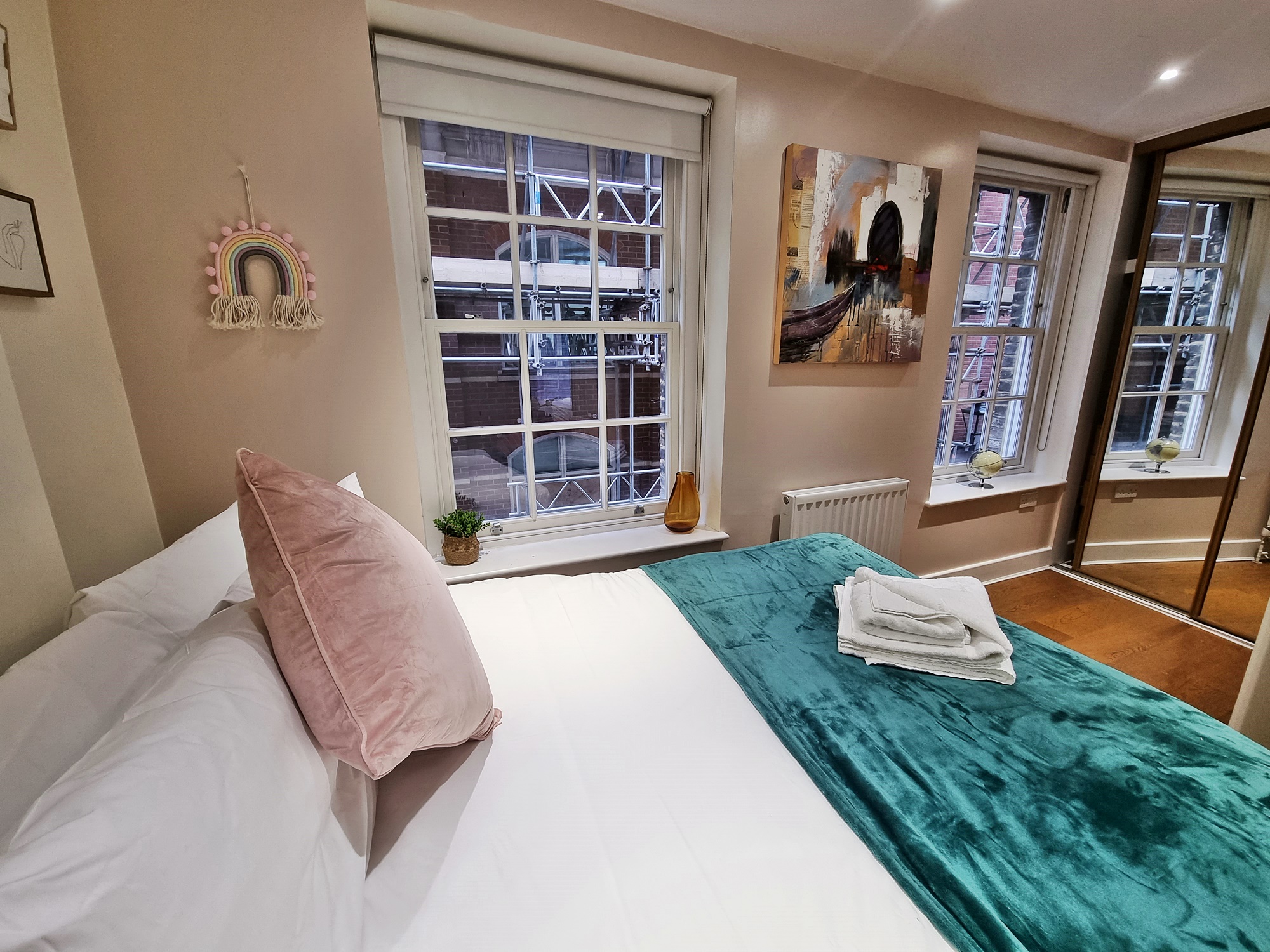Liverpool-Street-Serviced-Accommodation-London-City-close-to-tourist-sights-and-tube-station---fully-furnished,-all-bills-included.-Urban-Stay-3
