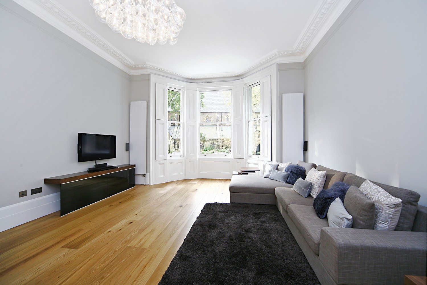 Luxury-Apartments-South-Kensington---Living-Room-with-Chandelier