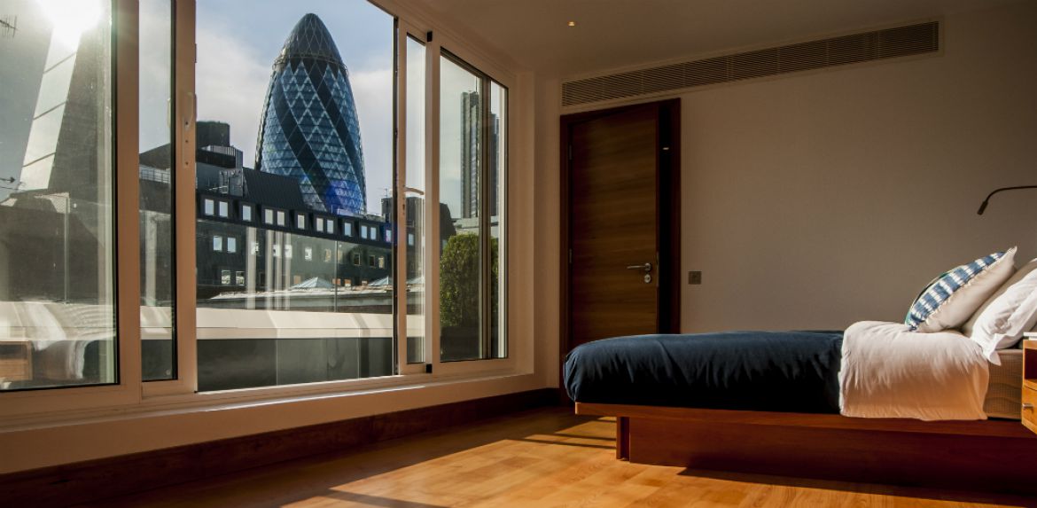 Book-Serviced-Accommodation-Aldgate-in-The-City-of-London-now!-Luxury-London-Apartments-with-views-of-the-London-Skyline!-Aircon,-Balcony-&-Lift-Access-incl-at-India-Street-Apartments!
