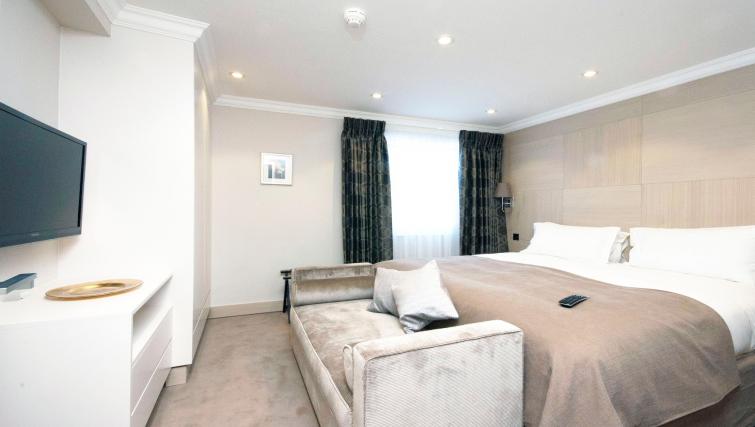 Book-Luxury-Accommodation-Knightsbridge-London-now!-Claverley-Court-offers-short-let-serviced-apartments-London-near-Hyde-Park,-Buckingham-Palace-&-Harrods!-Urban-Stay