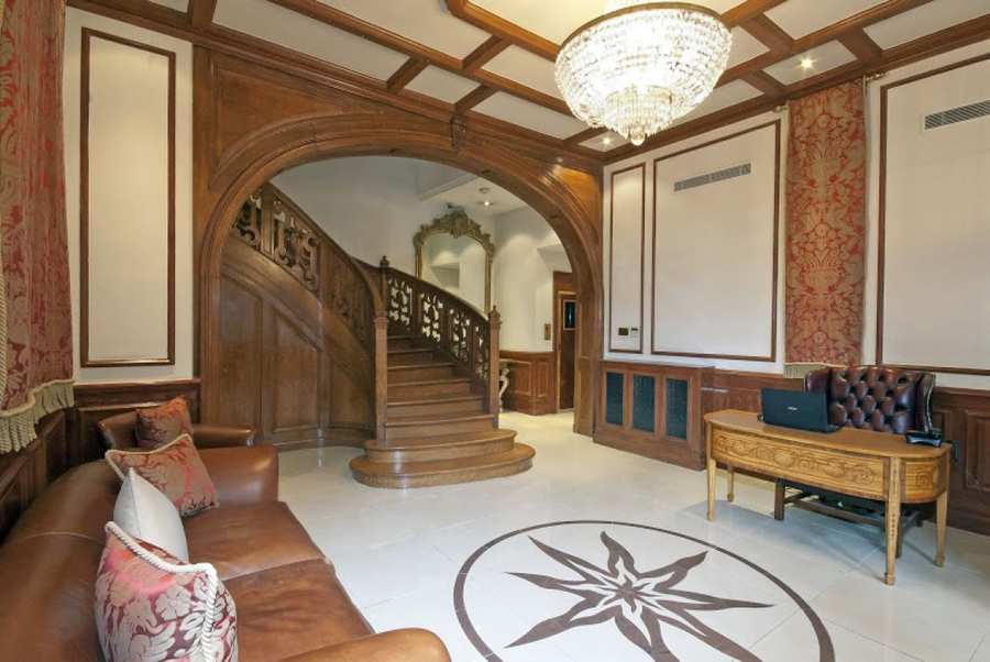 Entrance Hallway Chesham-Court-Serviced-Apartments-Knightsbridge,-London-|-Urban-Stay