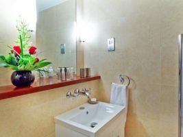 Harrington Court Apartments South Kensington - Urban Stay Luxury Accommodation Central London - bathroom 4