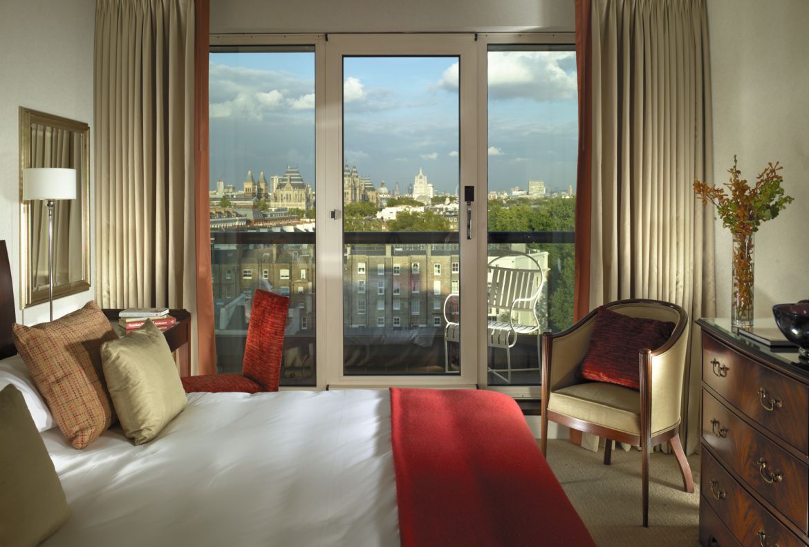 Luxury accommodation in London at Gloucester Park South Kensington 5 star service aircon Urban Stay