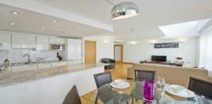 Saffron Heights Clerkenwell Serviced Apartments London Urban Stay - Kitchen and Dining Area