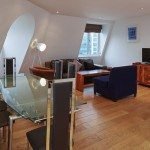 Vauxhall Serviced Apartments South London Urban Stay - Living Room and Dining Area