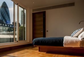 Book Serviced Accommodation Aldgate in The City of London now! Luxury London Apartments with views of the London Skyline! Aircon, Balcony & Lift Access incl at India Street Apartments!