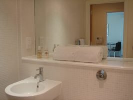 Stay at Lanterns Court Serviced Apartments in Canary Wharf for modern, stylish short lets with top amenities, perfect for business travellers. | Urban Stay