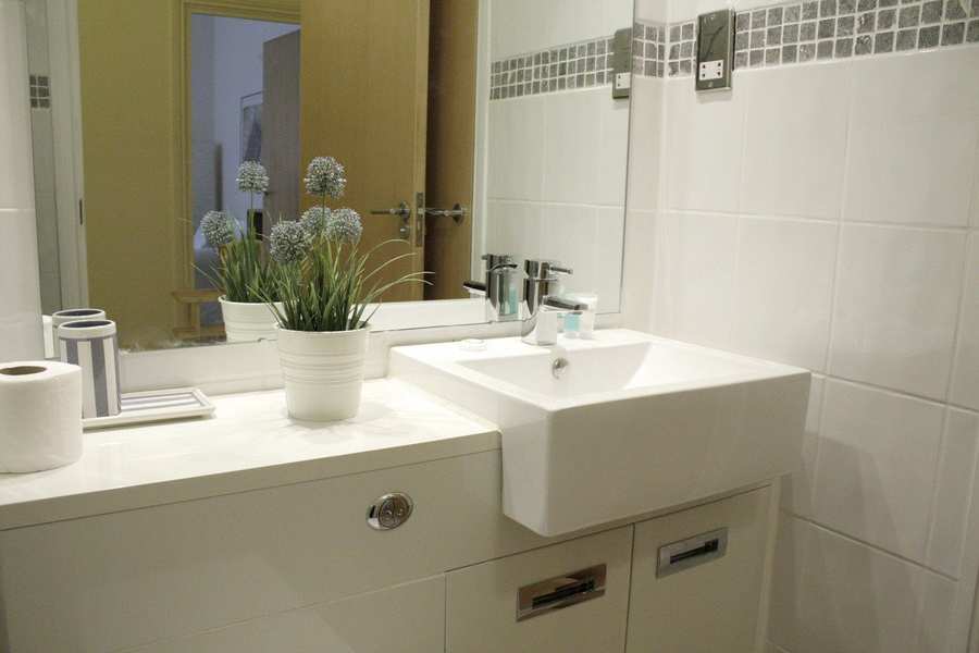 Liverpool Street Serviced Apartments London – Astral House | Urban Stay Liverpool-Street-Serviced-Apartments-London---Astral-House-Modern-Bathroom-|-Urban-Stay