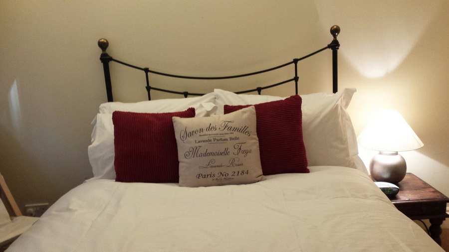 Liverpool Street Serviced Apartments London – Astral House | Urban Stay Liverpool-Street-Serviced-Apartments-London---Astral-House-Bedroom-red-|-Urban-Stay