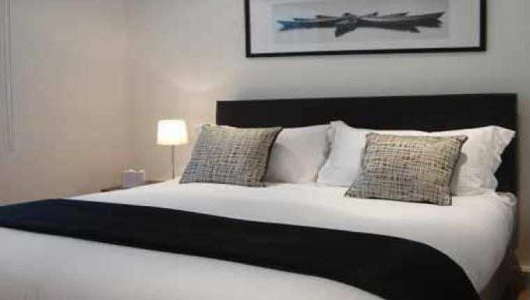Savage Gardens Serviced Apartments Tower Hill London | Urban Stay Luxury-Bedroom-at-Savage-Gardens-Serviced-Apartments-Tower-Hill,-London-City