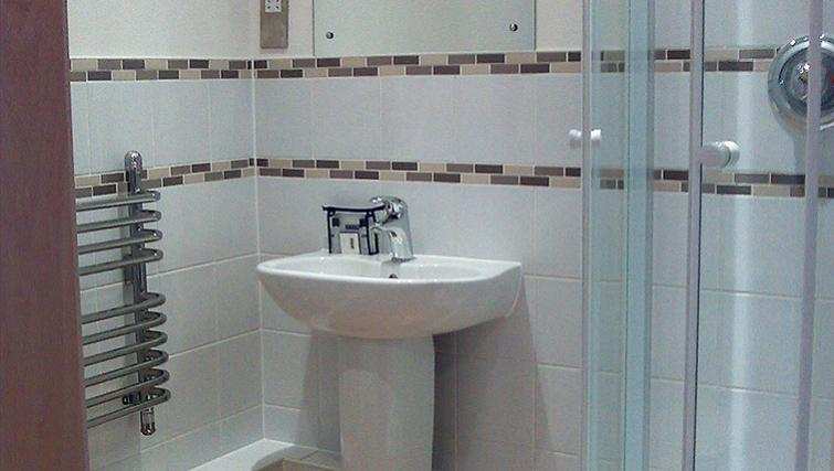 Anchor Court Serviced Apartments Basingstoke UK | Urban Stay Anchor-Court-Serviced-Apartments-Basingstoke-UK-|-Urban-Stay---Bathroom