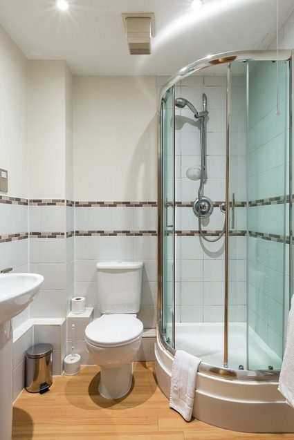 Anchor Court Serviced Apartments in Basingstoke UK | Urban Stay Anchor-Court-Serviced-Apartments-in-Basingstoke-UK---bathroom-with-shower
