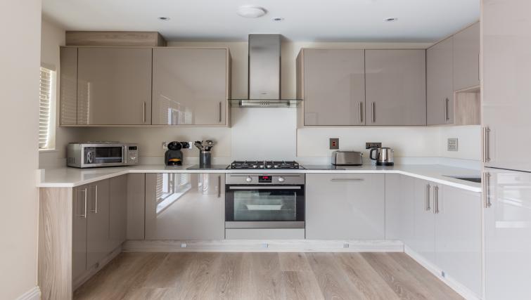 Athena-Court-Accommodation-Maidenhead-Serviced-Apartments-UK-–-kitchen-|-Urban-Stay