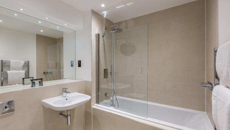 Athena Court Accommodation Maidenhead Serviced Apartments UK Urban Stay 7 Athena-Court-Accommodation-Maidenhead-Serviced-Apartments-UK-–-bathroom-|-Urban-Stay