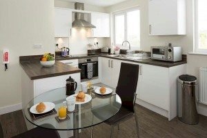 Bracknell Serviced Apartments - Beneficial House Corporate Accommodation - kitchen and dining | Urban Stay