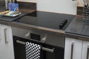 Bracknell Serviced Apartments - Beneficial House Corporate Accommodation - modern kitchen | Urban Stay