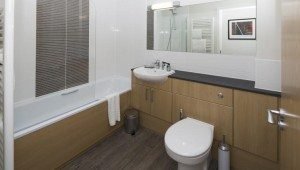 Bracknell Serviced Apartments - Beneficial House Corporate Accommodation - modern bathroom | Urban Stay