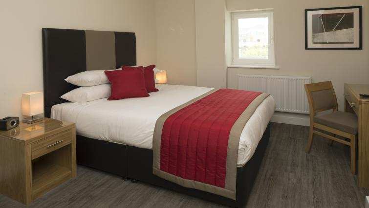 Bracknell Serviced Apartments – Beneficial House Apartments | Urban Stay Bracknell-Serviced-Apartments---Beneficial-House-Corporate-Accommodation---double-bedroom-|-Urban-Stay