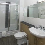 Bracknell Serviced Apartments - Beneficial House Corporate Accommodation - bathroom | Urban Stay