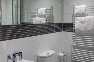 City Wall House Serviced Apartments Reading - Ensuite Bathroom | Urban Stay
