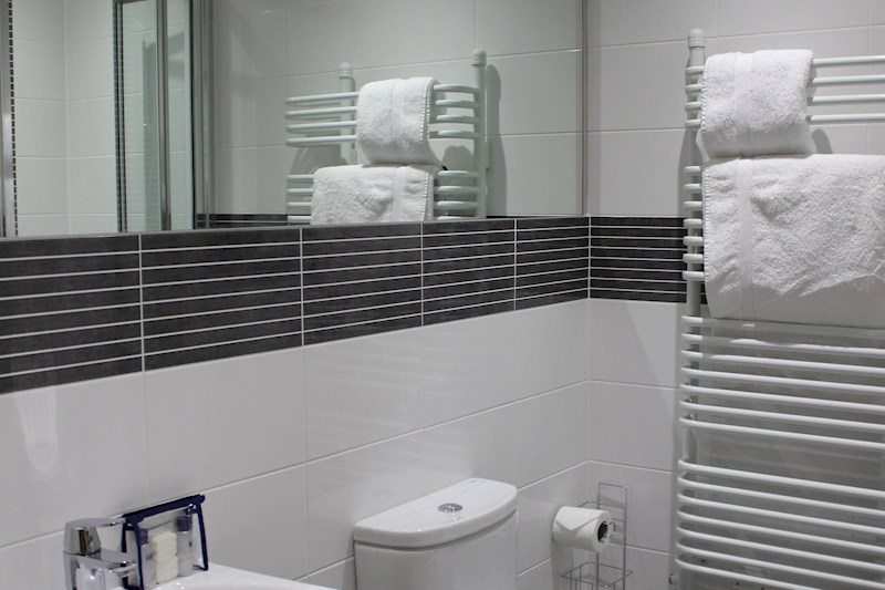 City Wall House Serviced Apartments Reading | Urban Stay City-Wall-House-Serviced-Apartments-Reading---Ensuite-Bathroom-|-Urban-Stay