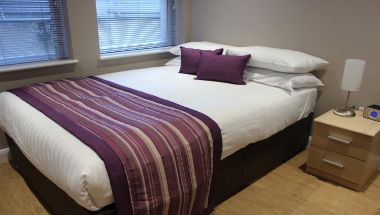 City-Wall-House-Serviced-Apartments-Reading---Master-Bedroom-|-Urban-Stay
