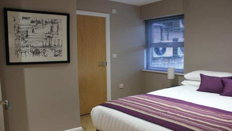 City Wall House Serviced Apartments Reading | Urban Stay City-Wall-House-Serviced-Apartments-Reading---Modern-Bedroom-|-Urban-Stay