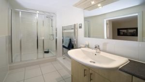 Cliddesden Place Short Stay Apartments Basingstoke UK Modern Bathroom