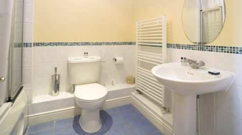 Serviced Accommodation Reading Short Stay Apartments Stanshawe Court Urban Stay 10 Serviced-Accommodation-Reading-Short-Stay-Apartments-Stanshawe-Court-modern-bathroom