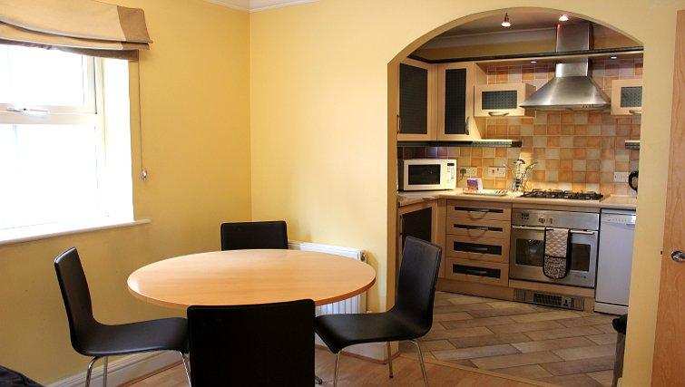 Serviced Accommodation Reading Short Stay Apartments Stanshawe Court Urban Stay 3 Serviced-Accommodation-Reading-Short-Stay-Apartments-Stanshawe-Court-kitchen-and-dining-area