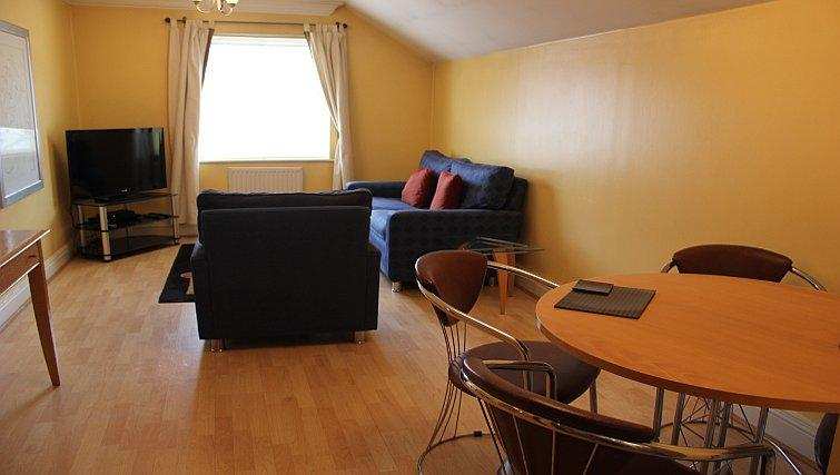 Serviced Accommodation Reading Short Stay Apartments Stanshawe Court Urban Stay 4 Serviced-Accommodation-Reading-Short-Stay-Apartments-Stanshawe-Court-living-and-dining-area