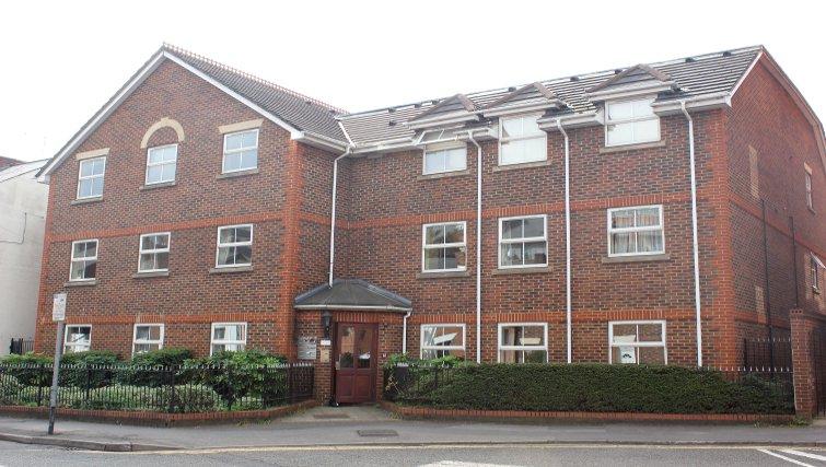 Serviced-Accommodation-Reading-Short-Stay-Apartments-Stanshawe-Court-building-exterior