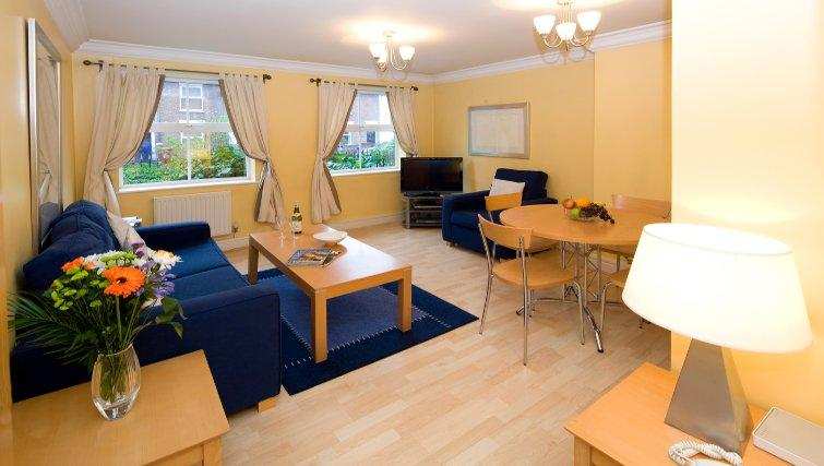 Serviced Accommodation Reading Short Stay Apartments Stanshawe Court Urban Stay 6 Serviced-Accommodation-Reading-Short-Stay-Apartments-Stanshawe-Court-living-area