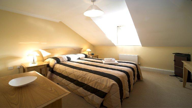 Serviced-Accommodation-Reading-Short-Stay-Apartments-Stanshawe-Court-loft-bedroom