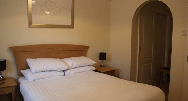 Short-Stay-Apartments-Reading-corporate-serviced-apartments-UK---Tamesis-Place-bedroom-|-Urban-Stay