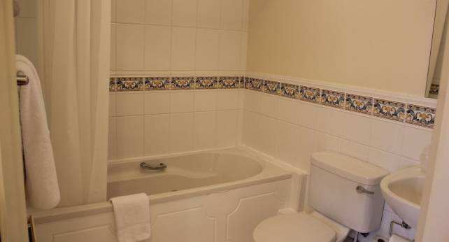 Short Stay Apartments Reading corporate serviced apartments UK – Tamesis Place 12 Short-Stay-Apartments-Reading-corporate-serviced-apartments-UK---Tamesis-Place-bathroom-|-Urban-Stay