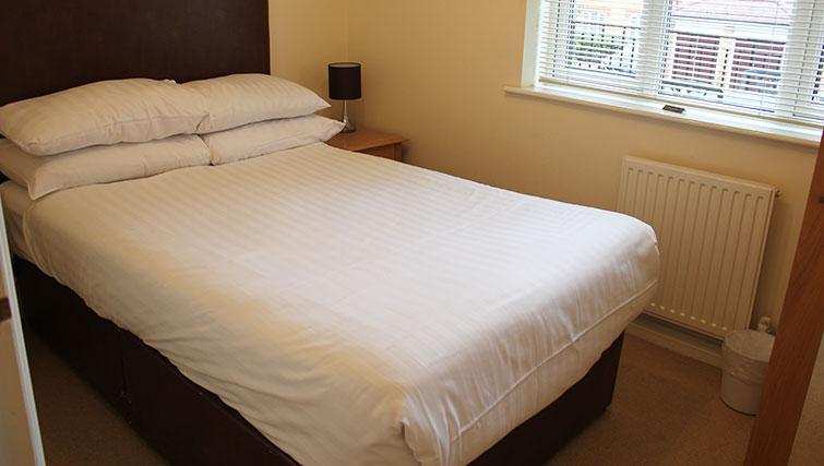 Short Stay Apartments Reading corporate serviced apartments UK – Tamesis Place 3 Short-Stay-Apartments-Reading-corporate-serviced-apartments-UK---Tamesis-Place-bedroom-for-two-|-Urban-Stay