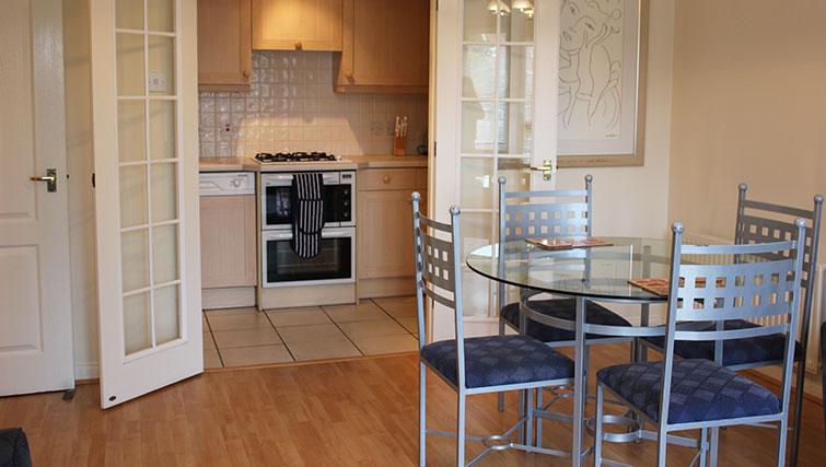 Short-Stay-Apartments-Reading-corporate-serviced-apartments-UK---Tamesis-Place-kitchen-and-dining-area-|-Urban-Stay
