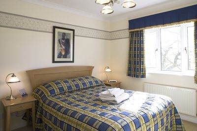 Short-Stay-Apartments-Reading-corporate-serviced-apartments-UK---Tamesis-Place-bright-bedroom-|-Urban-Stay