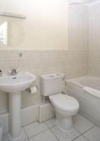 Short Stay Apartments Reading corporate serviced apartments UK - Tamesis Place family bathroom | Urban Stay