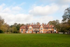 Wraysbury Hall Apartments - modern serviced apartments Staines upon Thames for short stays and corporate relocations in Surrey, UK. Book now! | Urban Stay