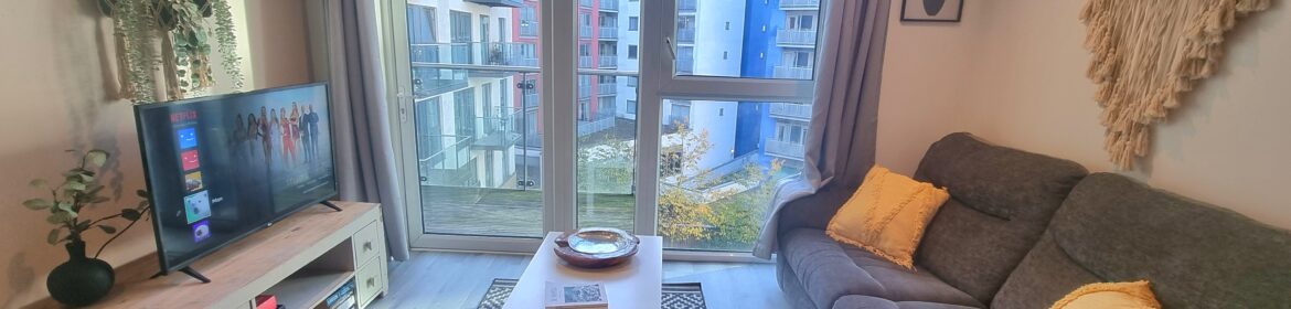 Serviced Accommodation Greenwich London with all bills included. This Serviced Apartment in South London has Lift Access, Balcony, Gym & Pool | Urban Stay
