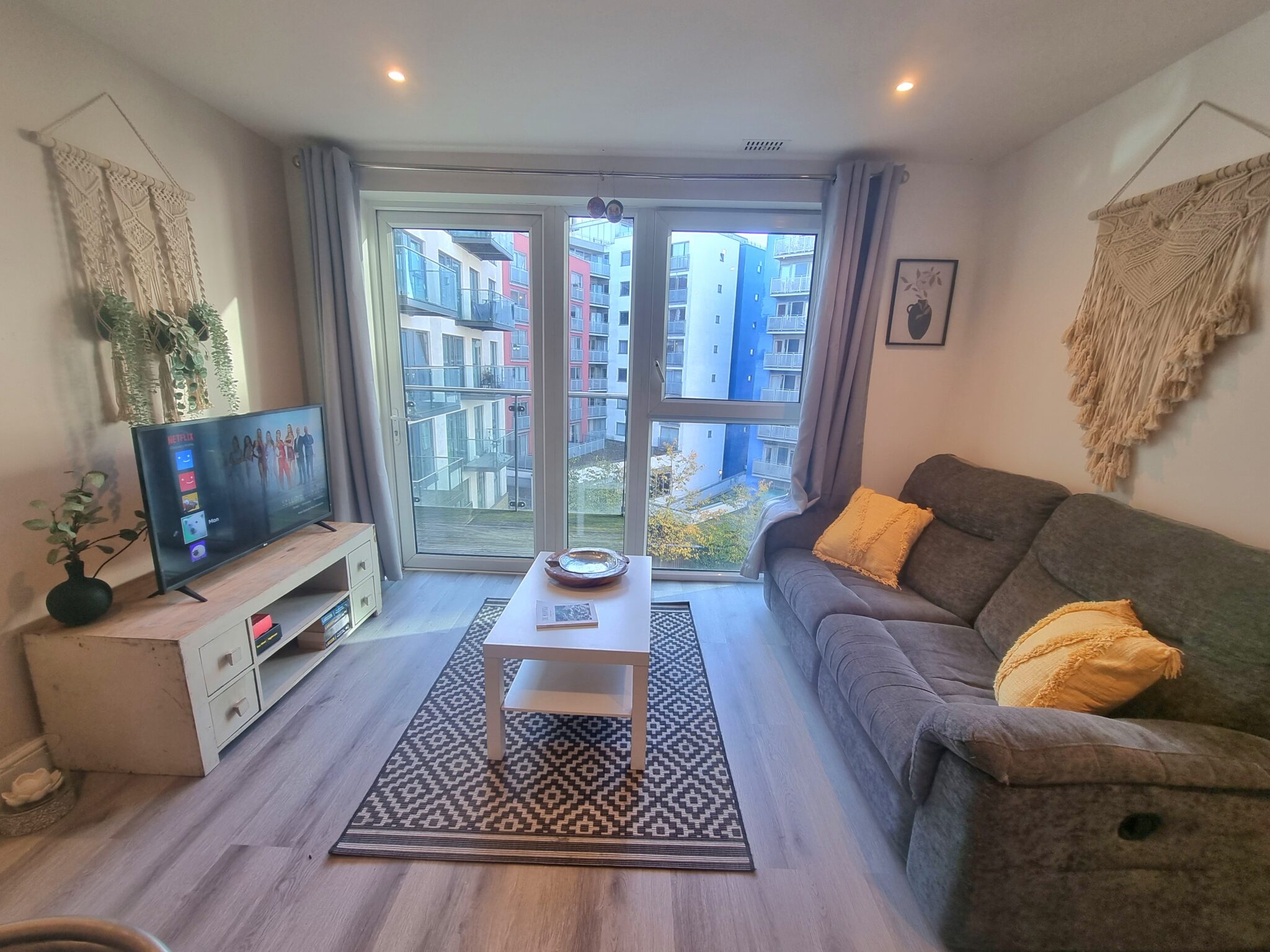 Serviced Accommodation Greenwich London with all bills included. This Serviced Apartment in South London has Lift Access, Balcony, Gym & Pool | Urban Stay
