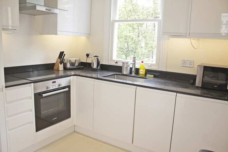 Cambridge Gardens Serviced Accommodation Notting Hill London – Urban Stay Cambridge-Gardens-Serviced-Accommodation-Notting-Hill-London---Urban-Stay---bright-kitchen