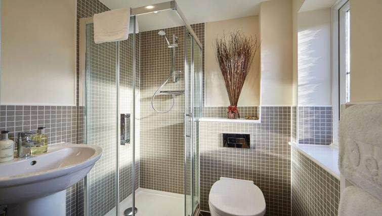 Harcourt Place Oxford Serviced Apartments UK | Urban Stay Harcourt-Place-Oxford-Serviced-Apartments-UK---Urban-Stay-corporate-accommodation---bathroom-2