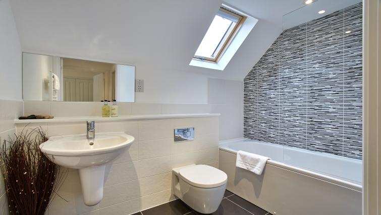 Harcourt Place Oxford Serviced Apartments UK | Urban Stay Harcourt-Place-Oxford-Serviced-Apartments-UK---Urban-Stay-corporate-accommodation---bathroom-3