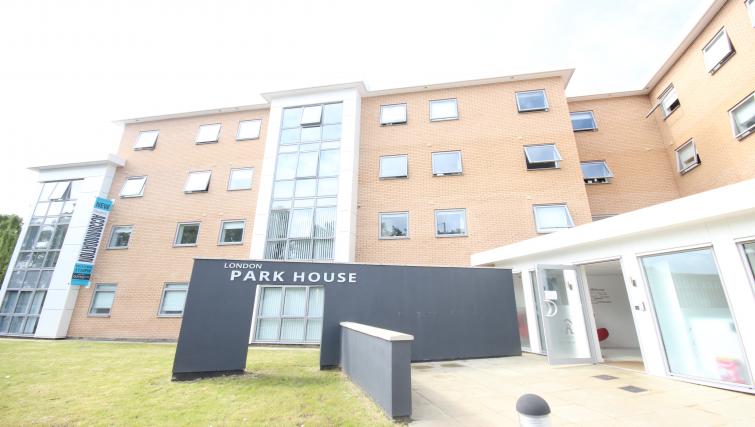 Park-House-Luton-Serviced-Apartments-UK---Urban-Stay-corporate-accommodation---building-exterior