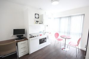 Park House Luton Serviced Apartments UK - Urban Stay corporate accommodation - kitchen and dining area
